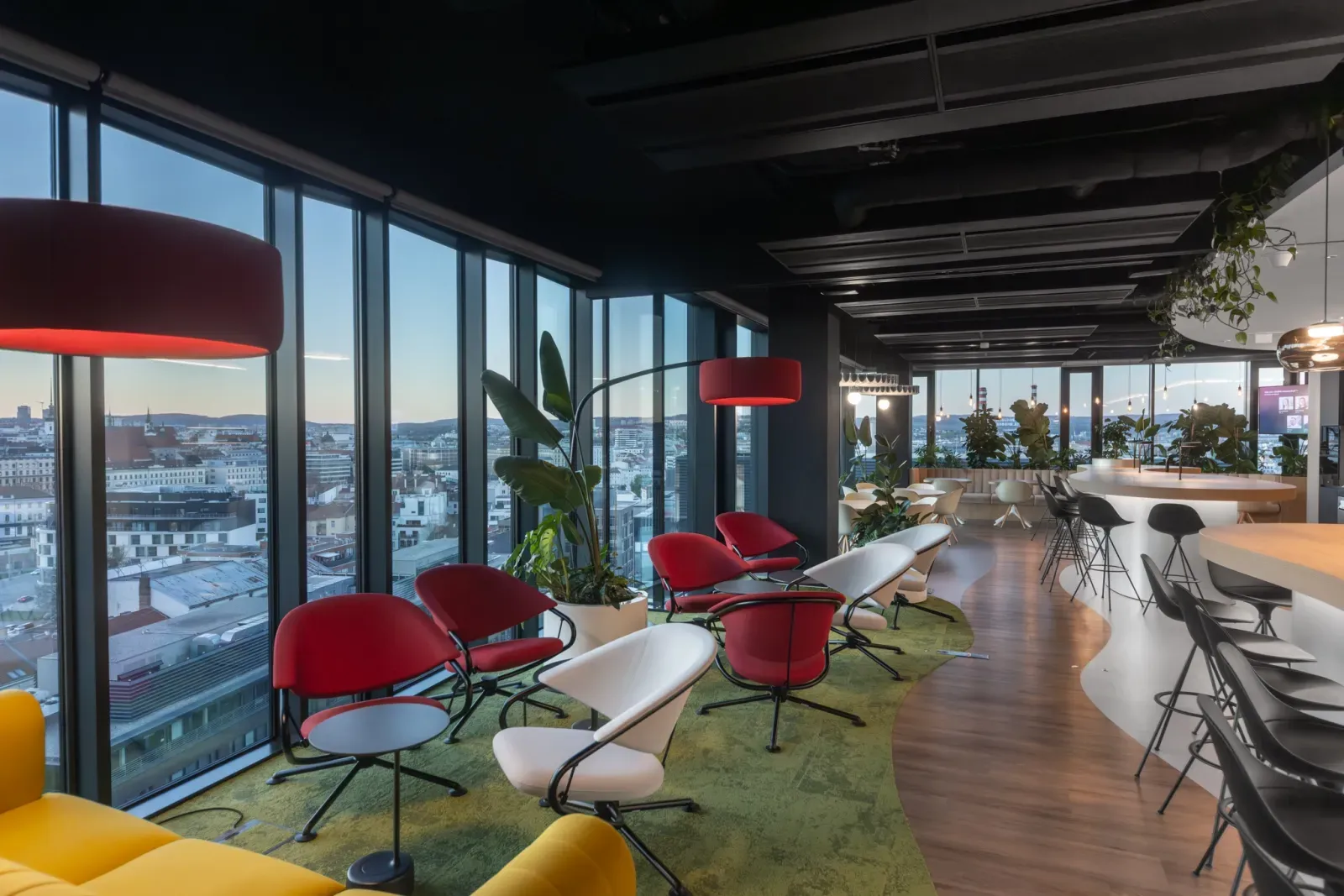 Konferenční prostor Lighthouse s prosklenou stěnou a výhledem na Brno