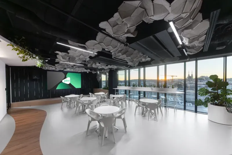 Sál s kulatými stoly a panoramatickým výhledem při západu slunce
